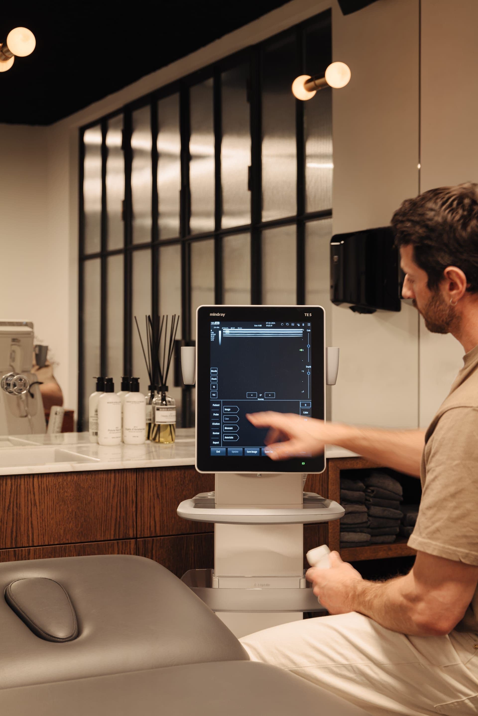 Ultrasound diagnostics in a Physical Studio treatment room